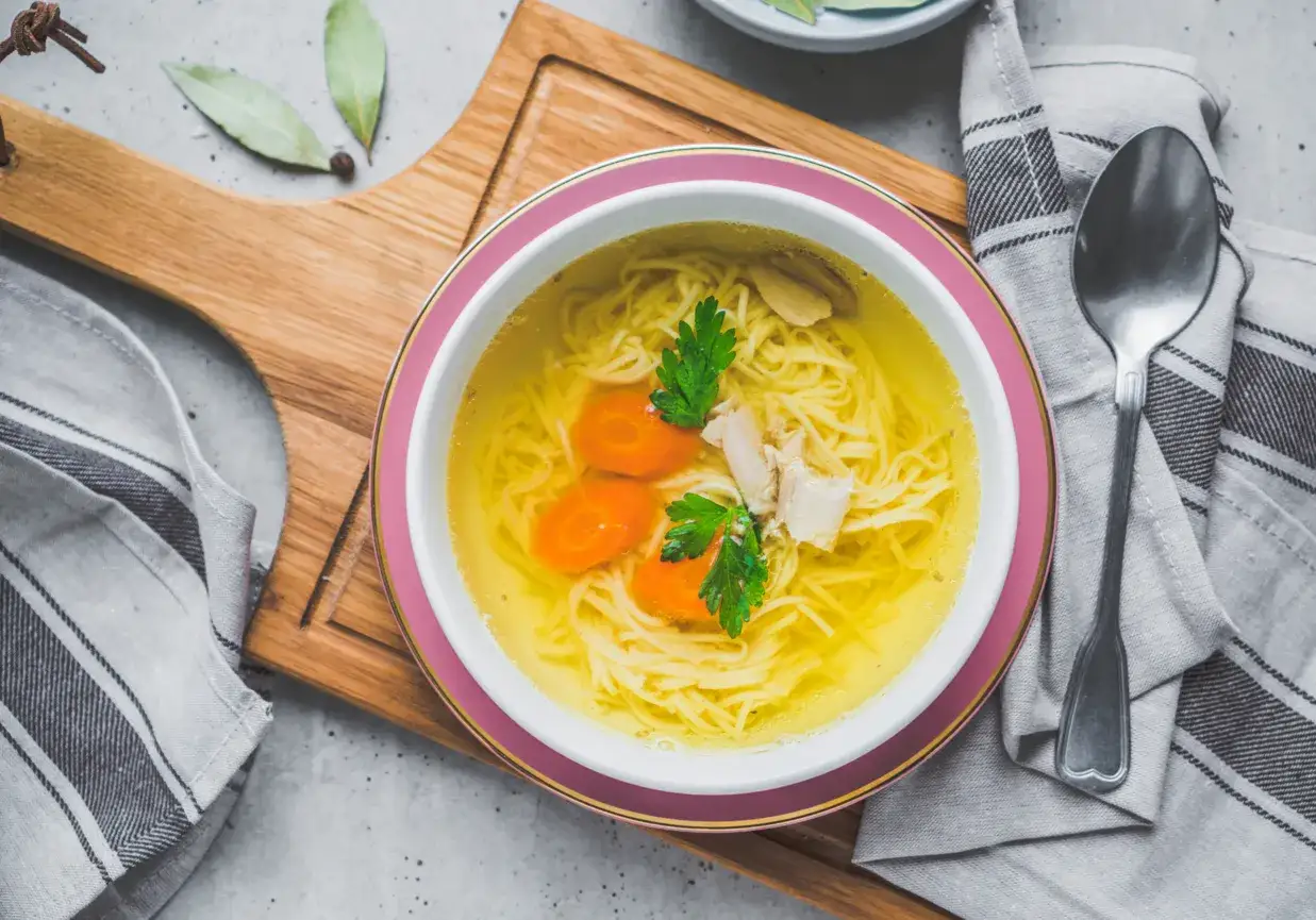 Rosół wołowo-drobiowy: Klarowny i pyszny! Przepis eksperta