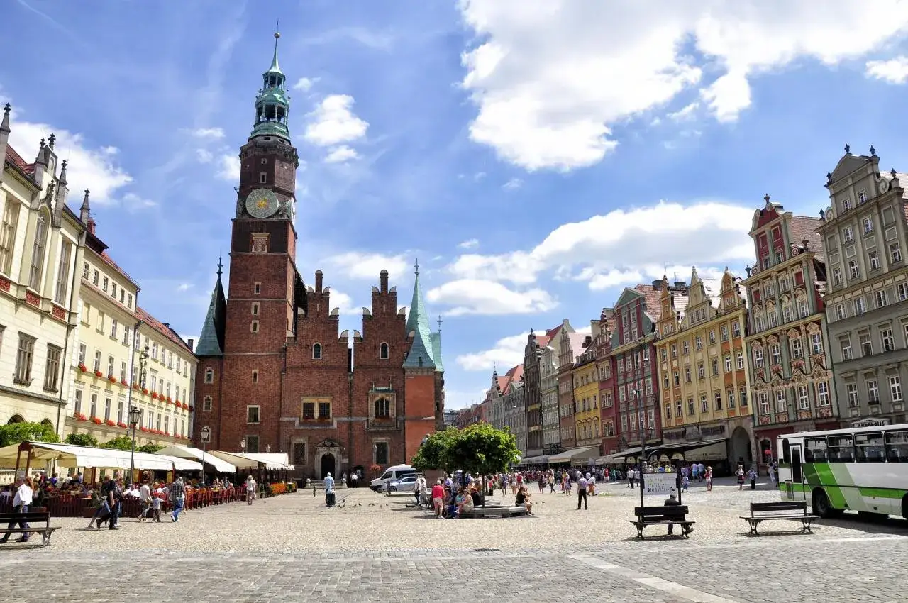 Rynek we Wrocławiu z Ratuszem i kolorowymi kamienicami.