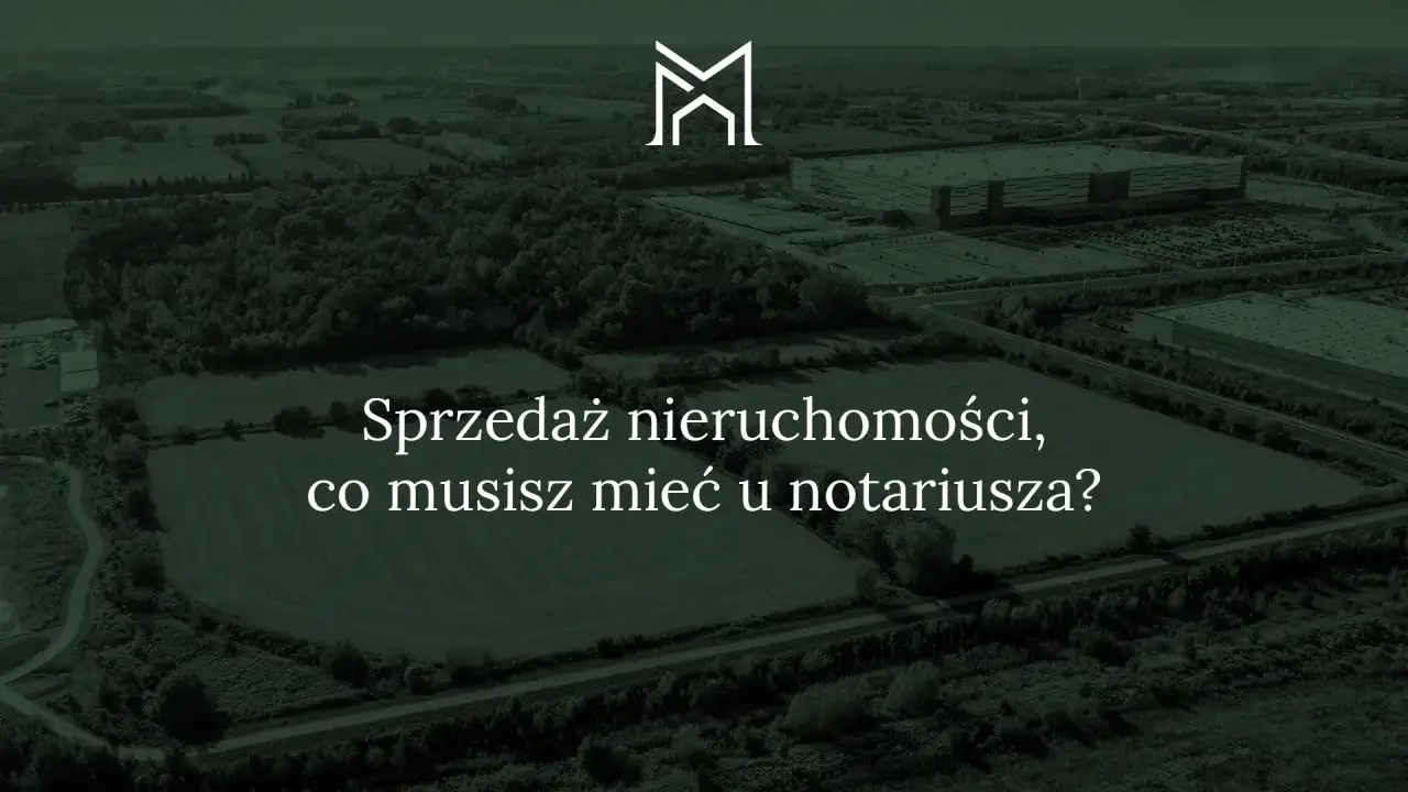 Widok z lotu ptaka na tereny zielone i budynki przemysłowe, z tekstem "Sprzedaż nieruchomości, co musisz mieć u notariusza?".