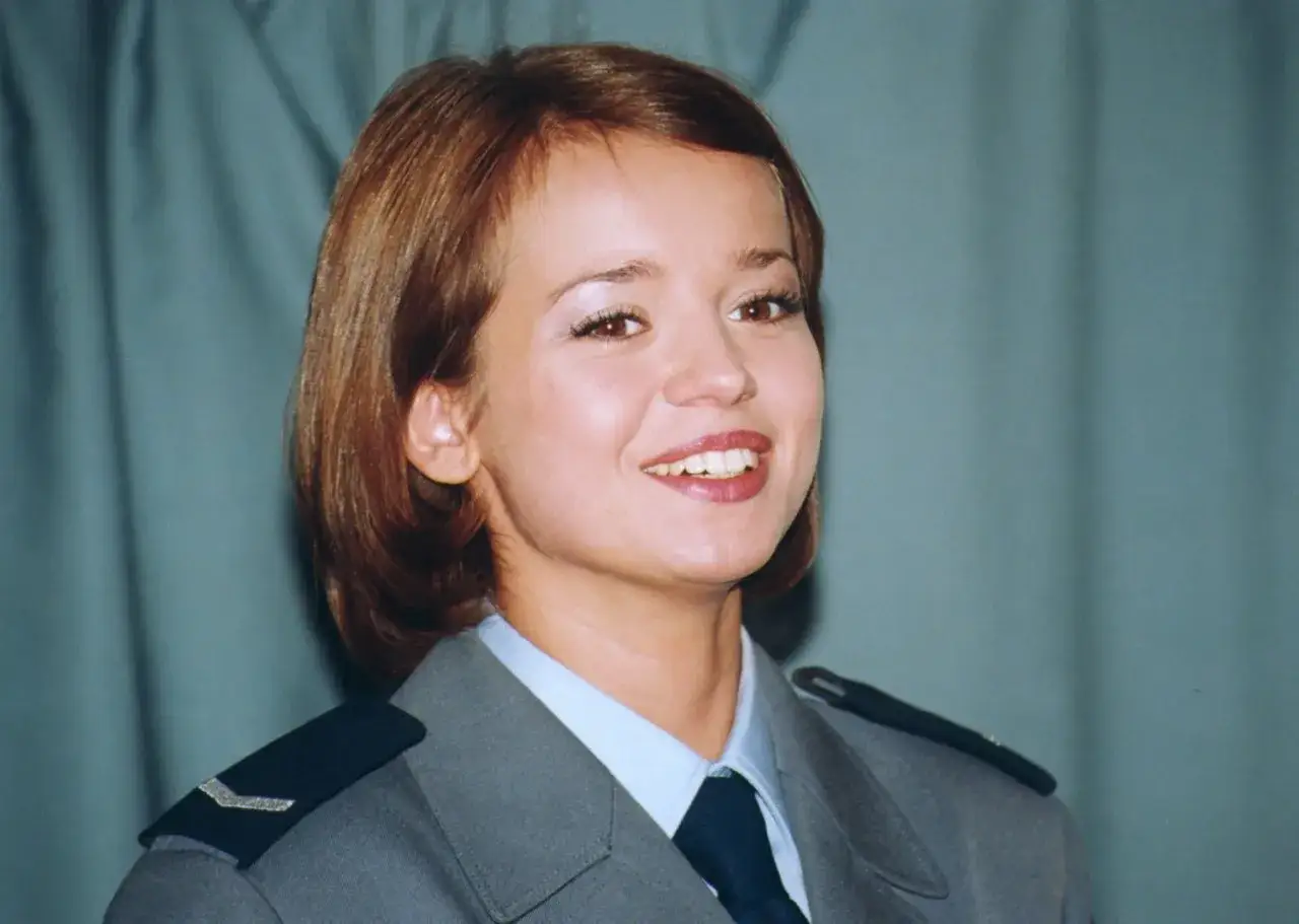 Uśmiechnięta Anna Przybylska w mundurze, przypominająca o jej aktorskim wykształceniu i roli w serialu "Złotopolscy".