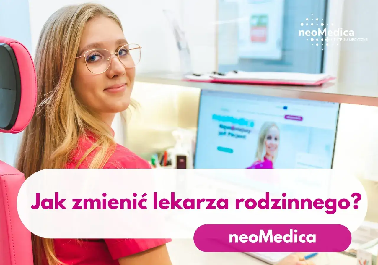Młoda kobieta w okularach uśmiecha się, siedząc przy komputerze. Na ekranie widnieje pytanie: "Jak zmienić lekarza rodzinnego?".