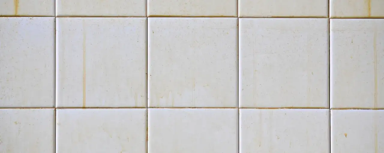 Skuteczne sposoby na czyszczenie bardzo brudnej terakoty bez uszkodzeń