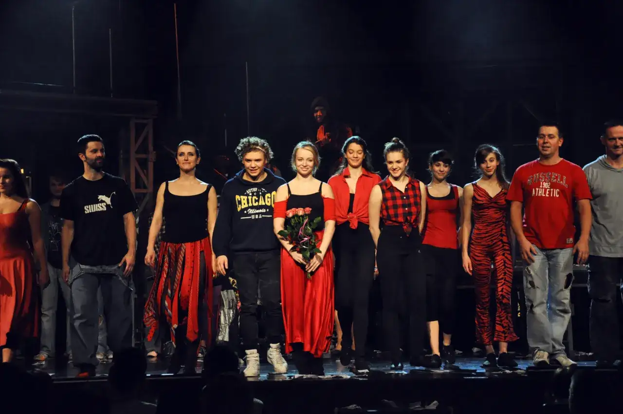 Aktorzy musicalu "Metro" na scenie. Zastanawiasz się, ile trwa musical Metro?