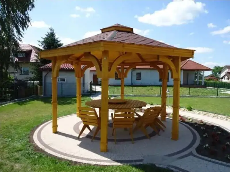 Ile naprawdę kosztuje wybudowanie altany na działce? Sprawdź koszty i oszczędności