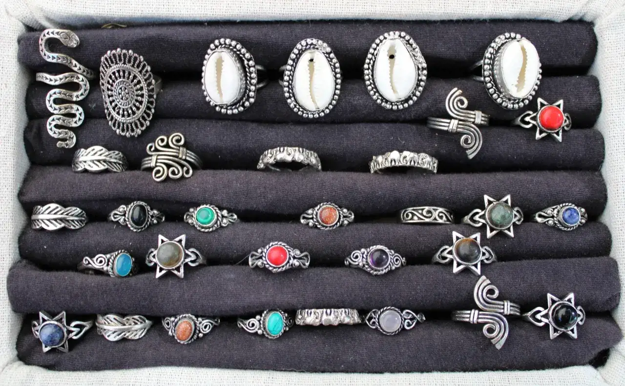 Skuteczne sposoby na to, czym wyczyścić srebro biżuteria w domu