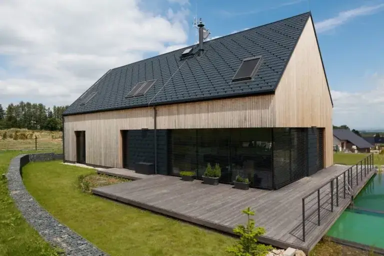 Ile kosztuje budowa domu stodoły? Szokujące wydatki, które musisz znać