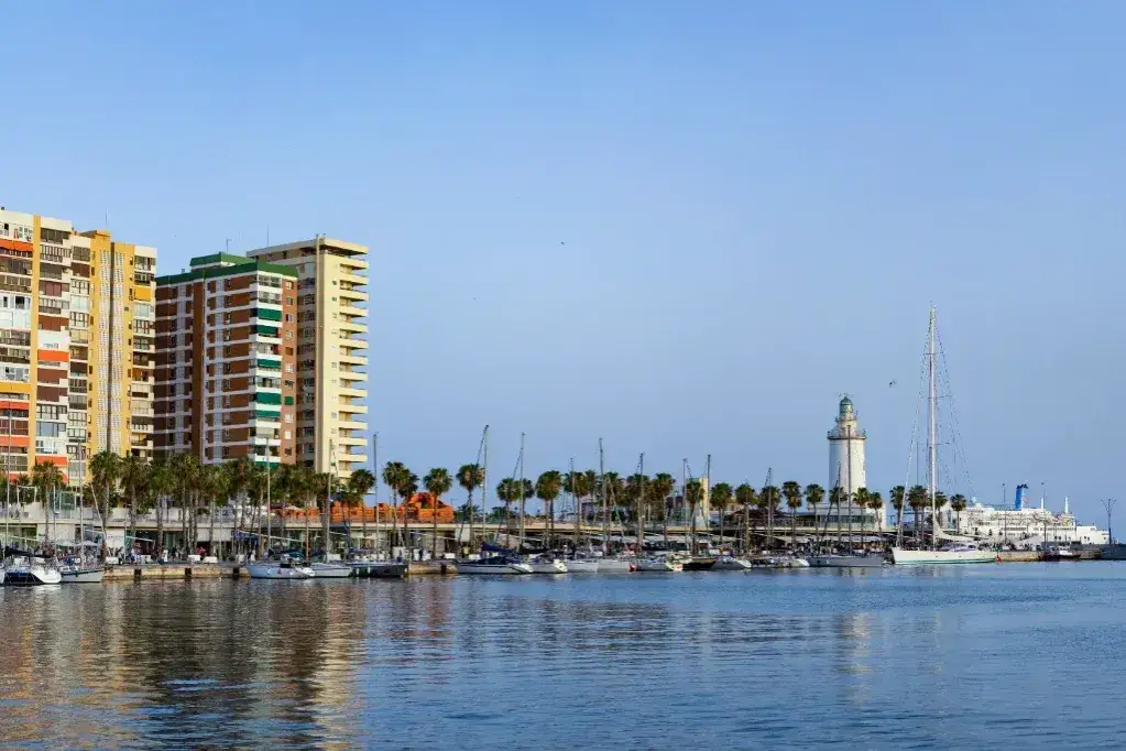 Ile trwa lot z Warszawy do Malagi: sprawdzona długość przelotu