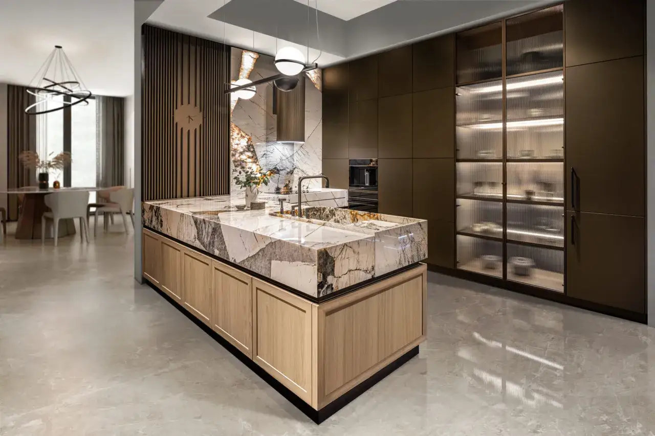 Panele w kuchni: Kłaść pod szafki czy do linii? Decyzja bez błędów