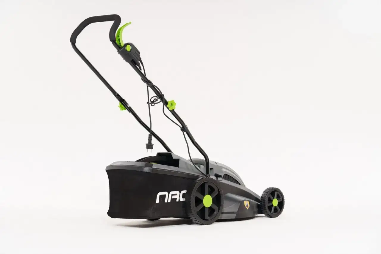Kosiarka elektryczna NAC z zielonymi akcentami, gotowa do pracy w ogrodzie.