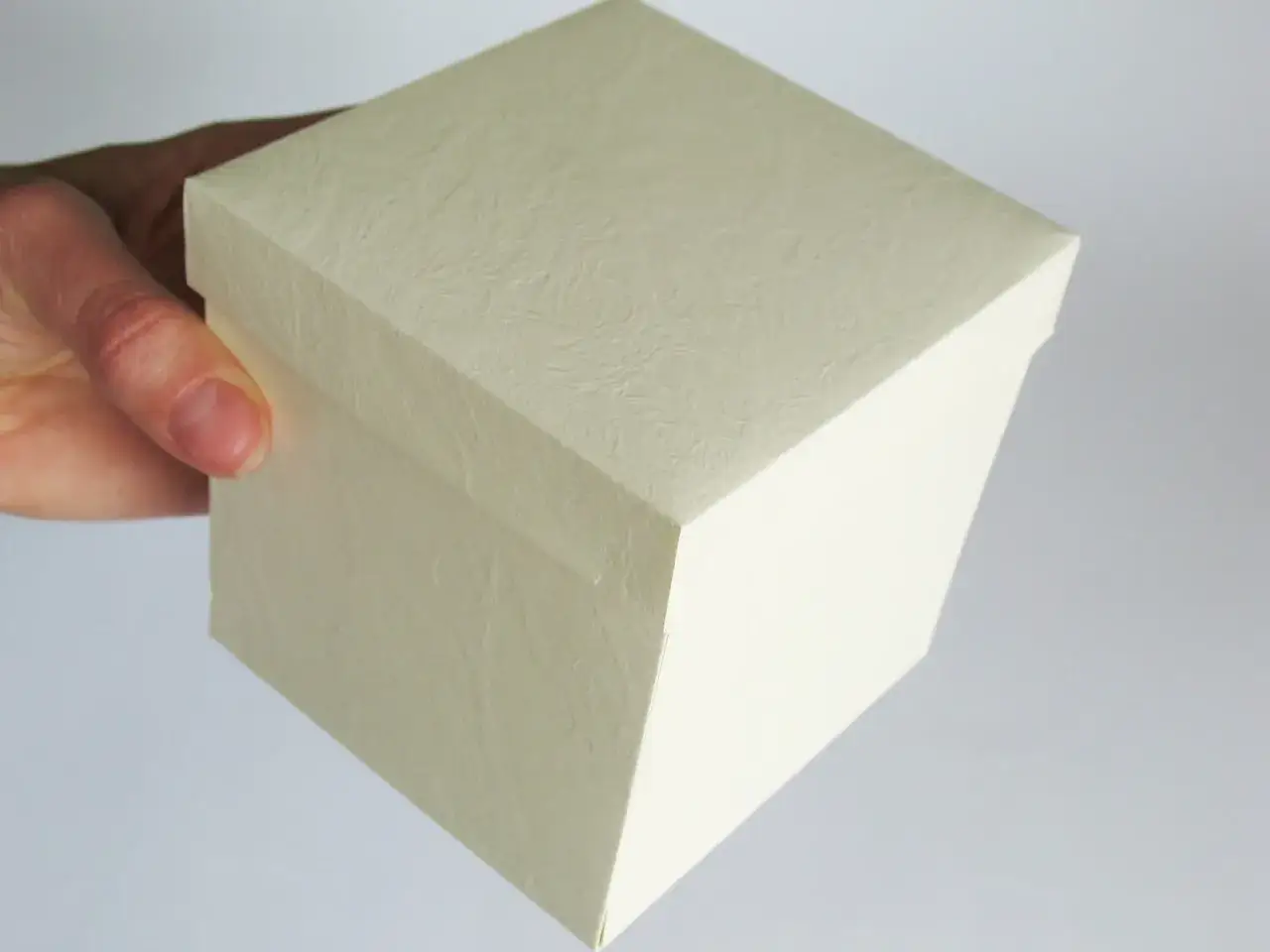 Jak zbudować boxa krok po kroku - prosty sposób na oryginalny prezent