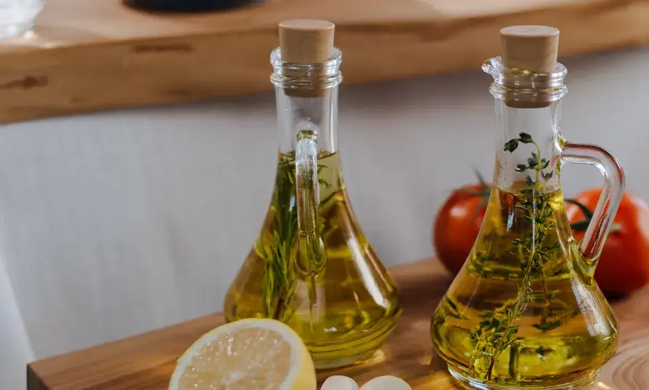 Jak zrobić oliwę czosnkową w prosty sposób, aby wzbogacić smaki