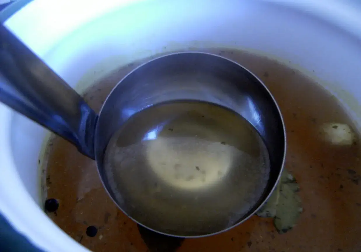 Bulion z kości schabowych, idealny do zupy. Zastanawiasz się, co ugotować na kościach ze schabu? Oto odpowiedź!