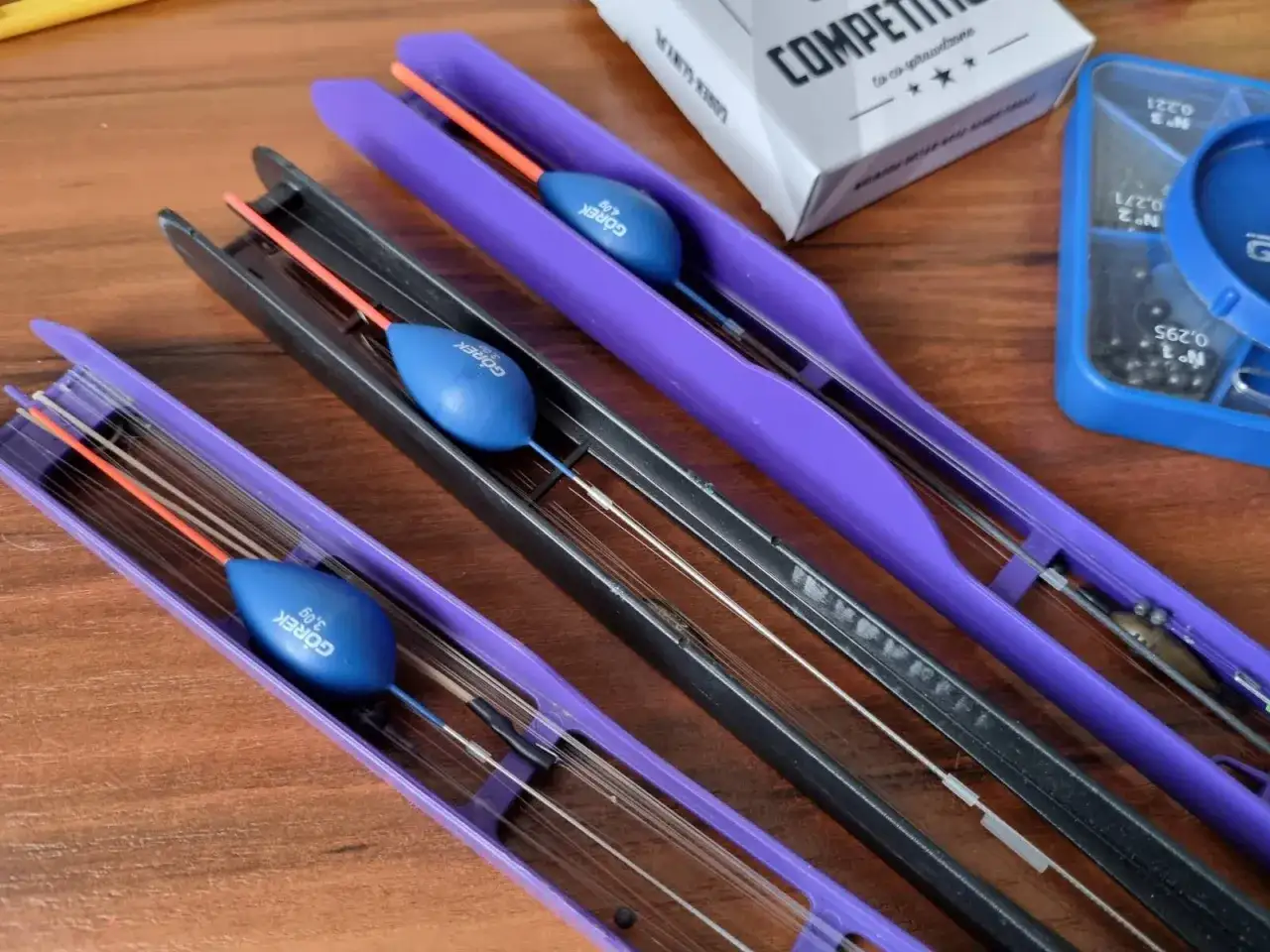 Wędka bat jak uzbroić? Na zdjęciu widać trzy spławiki na żyłce, gotowe do montażu.