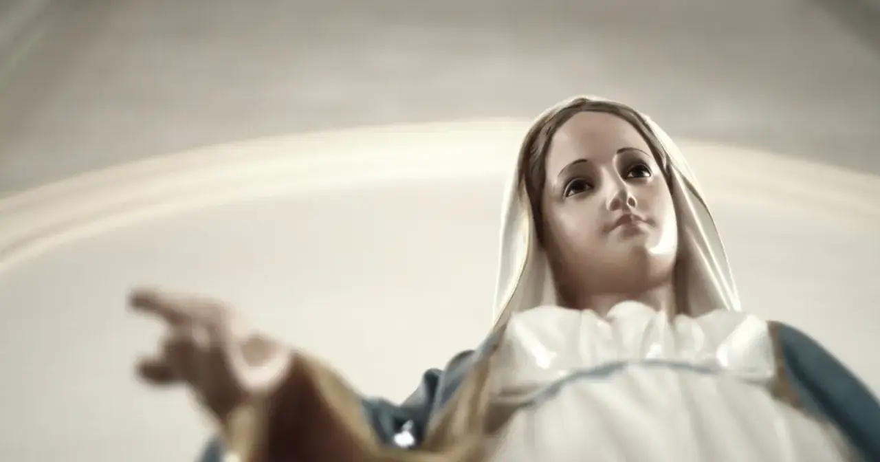 Figurka Matki Boskiej z wyciągniętym palcem, jakby odpowiadała na pytanie, czy Maryja miała więcej dzieci.