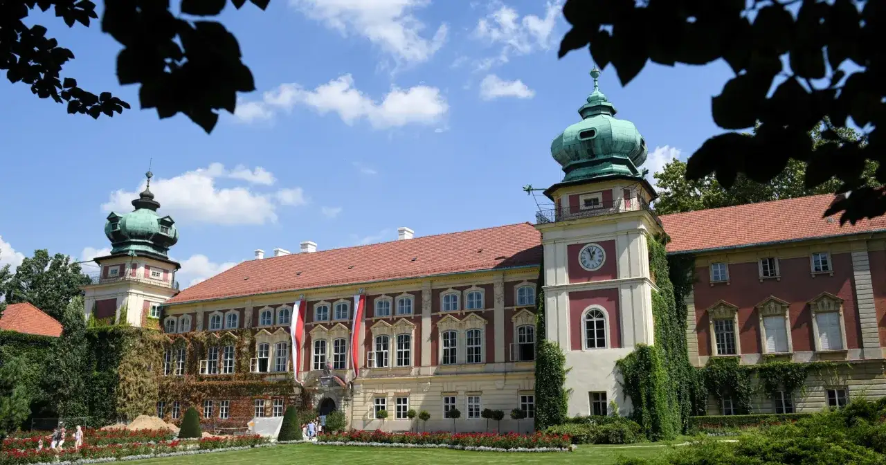 Pałac w Mosznej, gdzie nagrywano "Trędowatą", z zielonymi wieżyczkami i ogrodem.