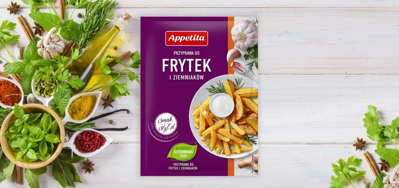 Opakowanie przyprawy do frytek z talerzem pełnym frytek i dipem, otoczone świeżymi ziołami i przyprawami.