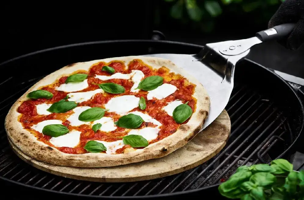 Pizza przywiera do kamienia? 7 sprawdzonych sposobów, by temu zapobiec