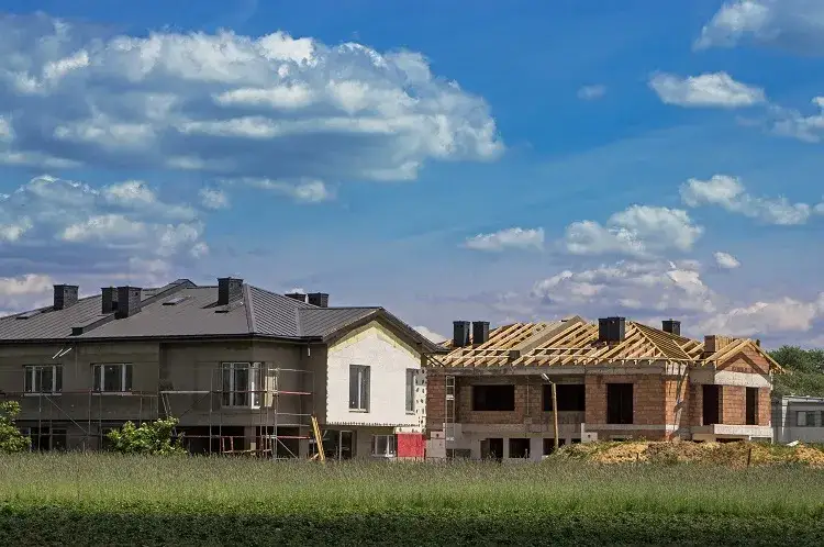 Czy mogę wykorzystać ścianę budynku sąsiada w granicy bez zgody?