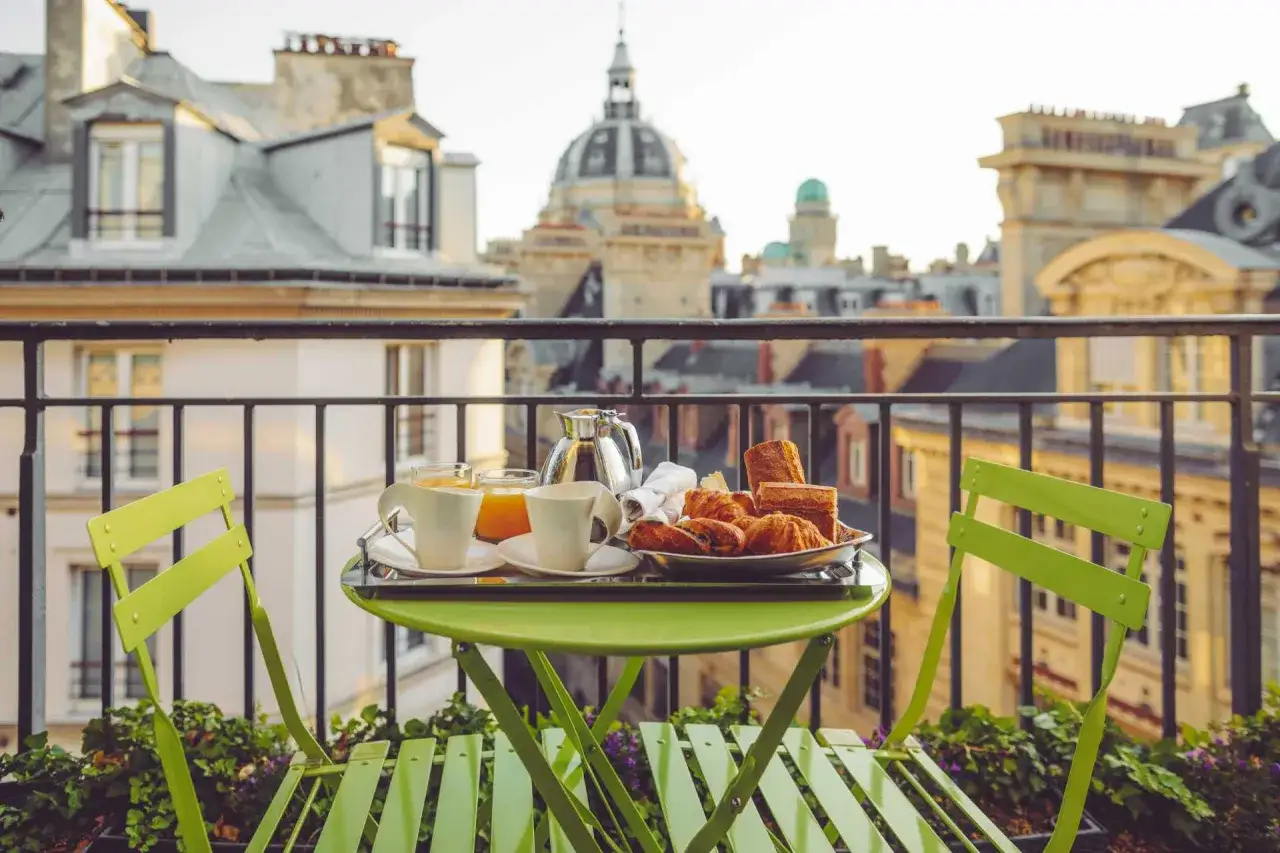 Nocleg w Paryżu: Jak znaleźć idealne miejsce i nie zbankrutować?