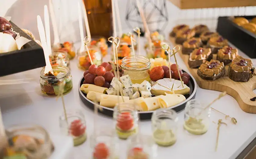 Gdzie kupić przekąski na imprezę? Odkryj najlepsze opcje i porady