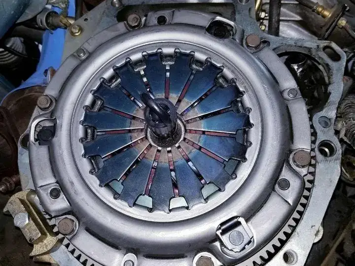 Spalone sprzęgło: objawy, przyczyny, testy i koszty naprawy poradnik