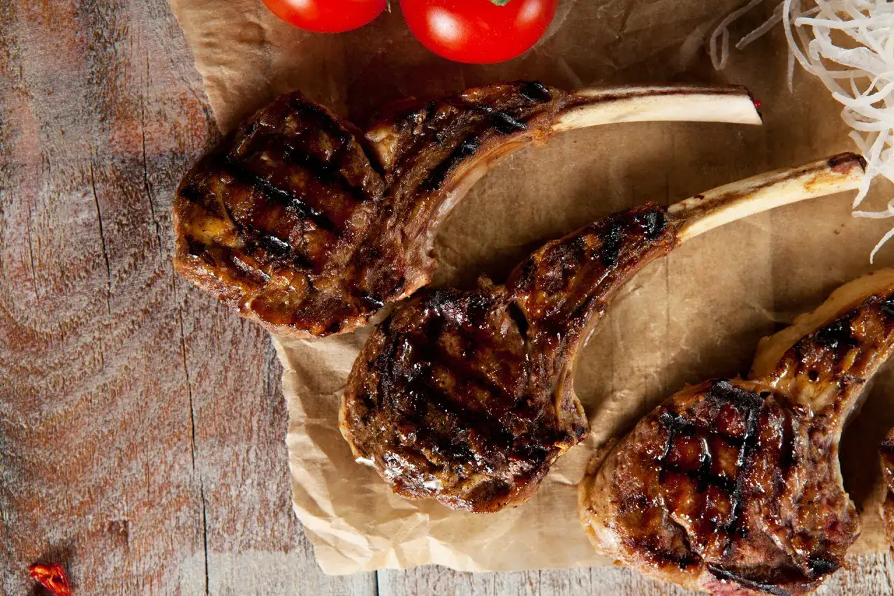 Pyszne kotleciki jagnięce z grilla: sekrety idealnego wypieku mięsa