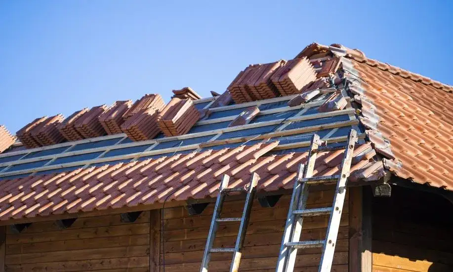 Remont dachu: jak uniknąć kosztownych błędów i oszczędzić pieniądze