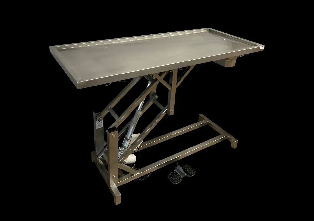 Stoły weterynaryjne na zamówienie – czym różni się producent od sklepu?