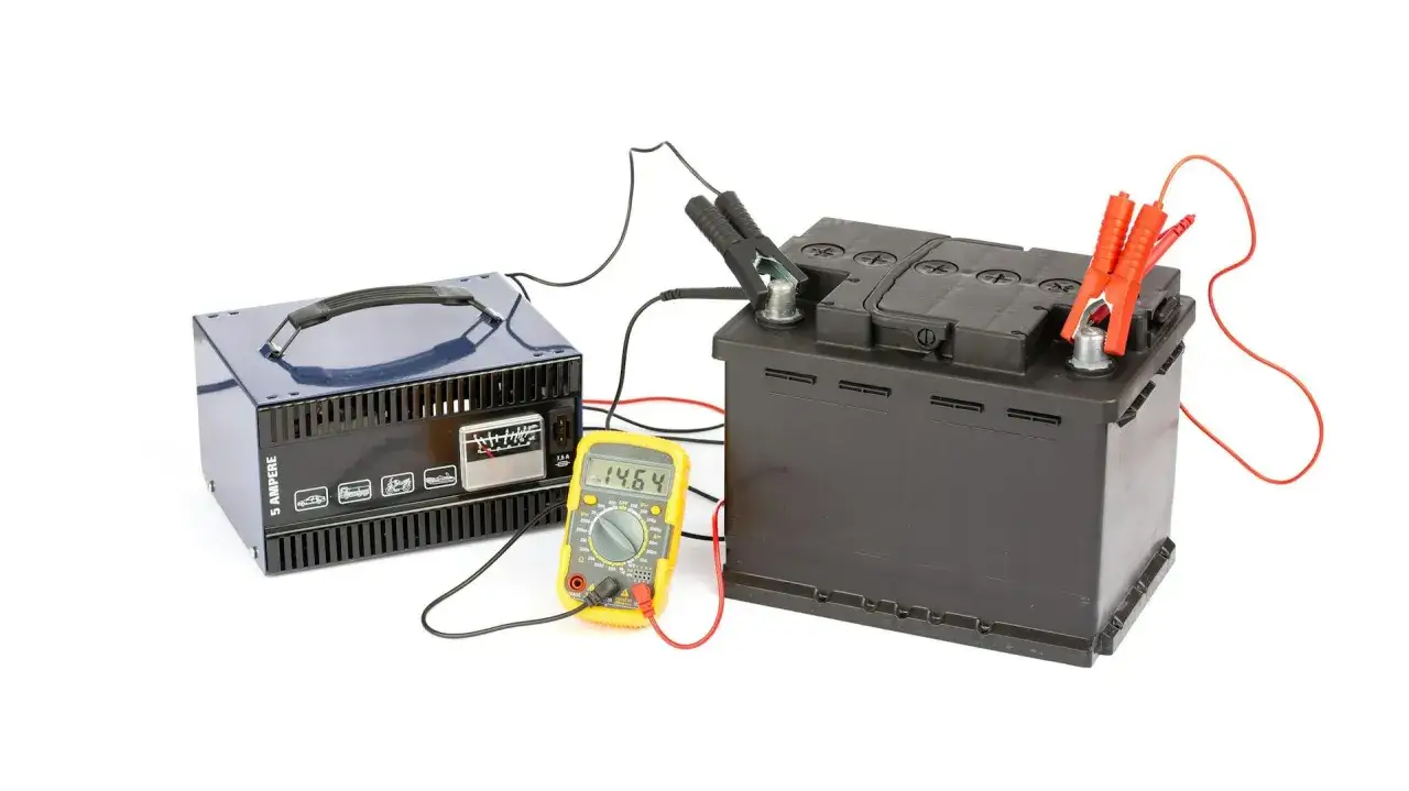 Jak podłączyć prostownik do akumulatora? Bezpieczny poradnik eksperta