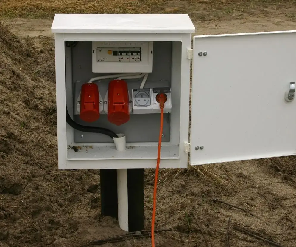 Skrzynka elektryczna na działce: Co dalej? Podłącz prąd do domu!
