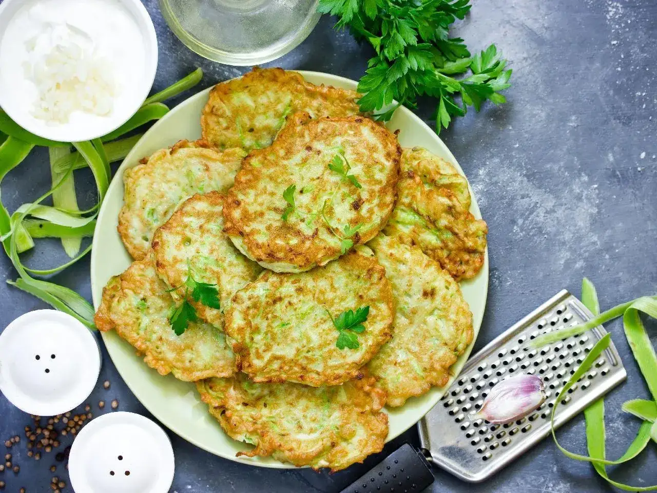 Placki z cukinii gotowe do podania. Zastanawiasz się, jakie przyprawy do placków z cukinii? Czosnek i zioła to świetny wybór!
