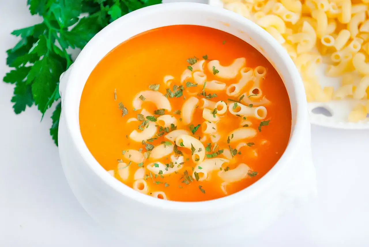 Pyszna zupa pomidorowa ze świeżych pomidorów. Prosty przepis krok po kroku