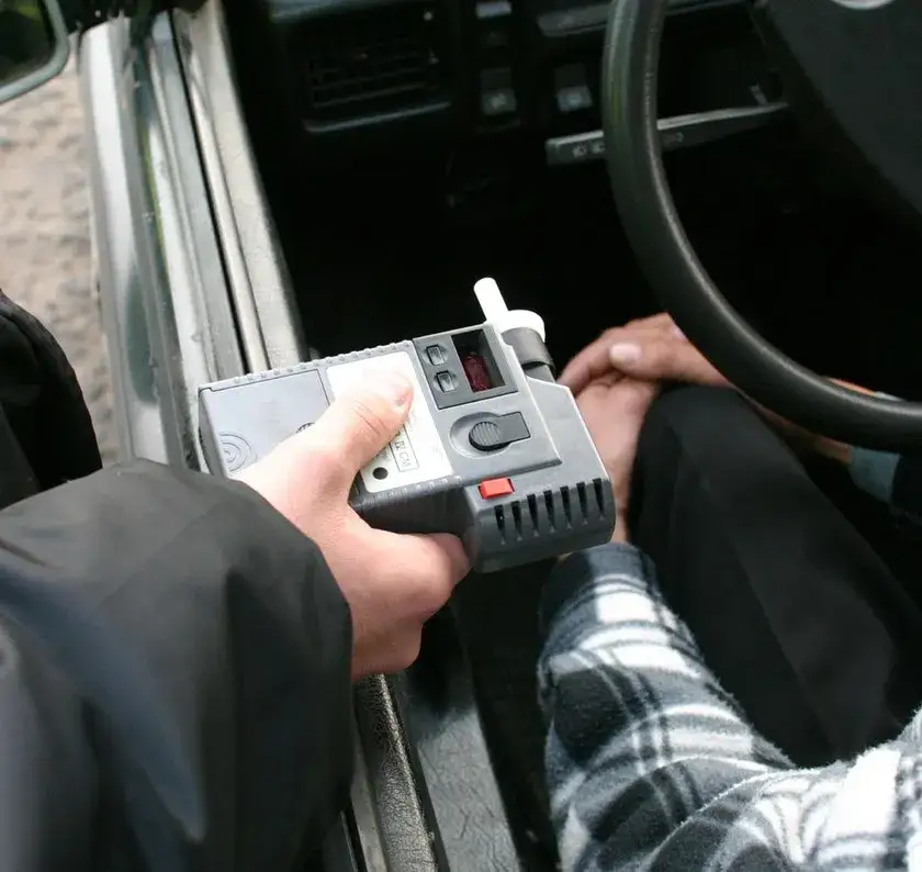 Czy można odmówić badania alkomatem? Poznaj konsekwencje decyzji