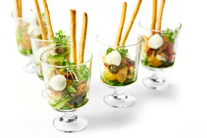 Jak podać sałatkę jarzynową, by zachwycić gości? Proste triki na efektowne danie