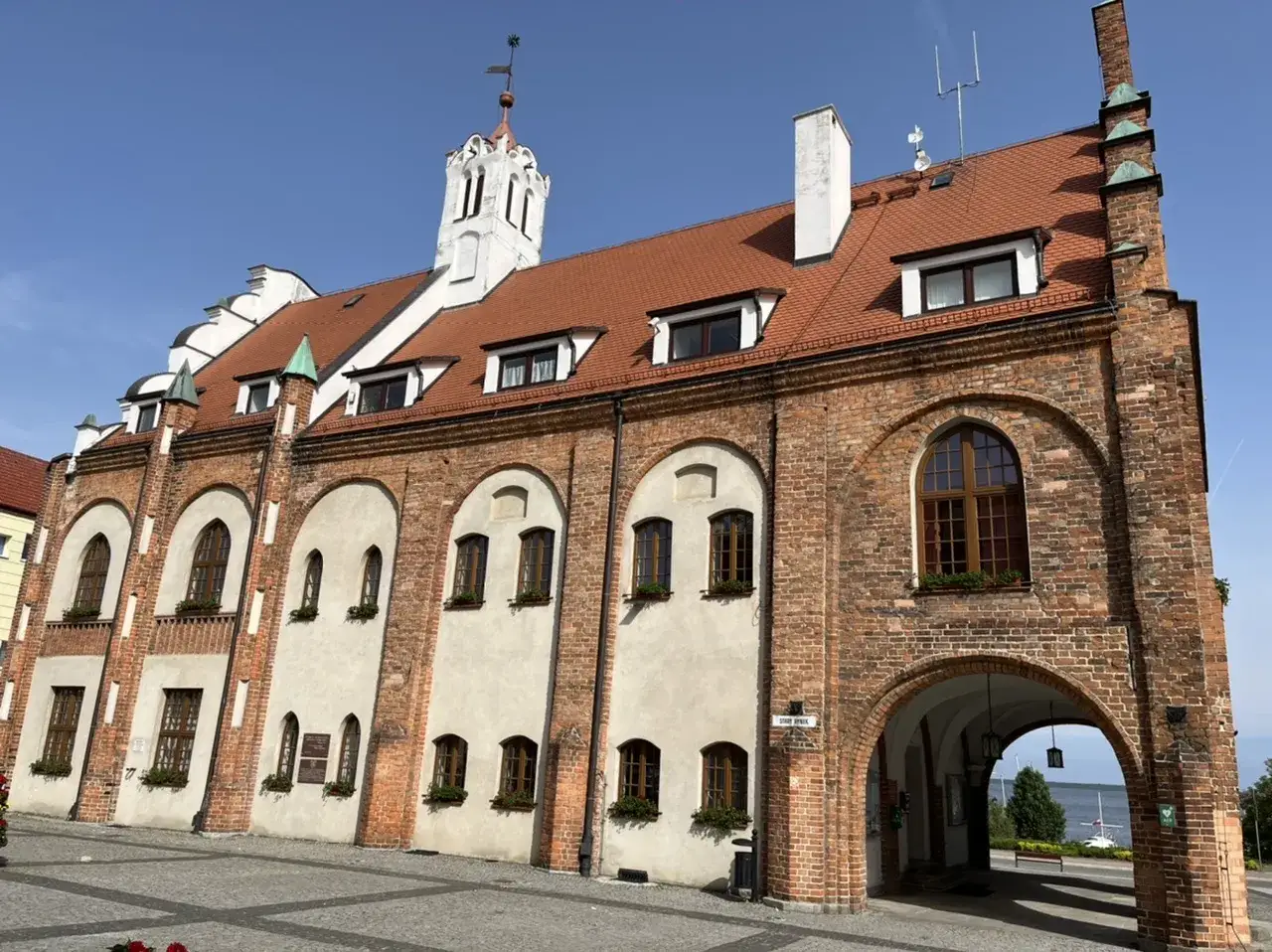 Jak dojechać do Dziwnowa pociągiem i co zobaczyć w Kamieniu Pomorskim