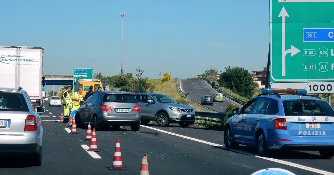 Wypadek na autostradzie. Policja zabezpiecza teren. Zielona karta gdzie potrzebna? Może do ubezpieczenia pojazdu po kolizji.