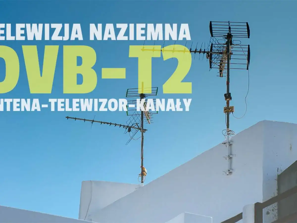 Antena telewizji naziemnej DVB-T2 na dachu pod błękitnym niebem.