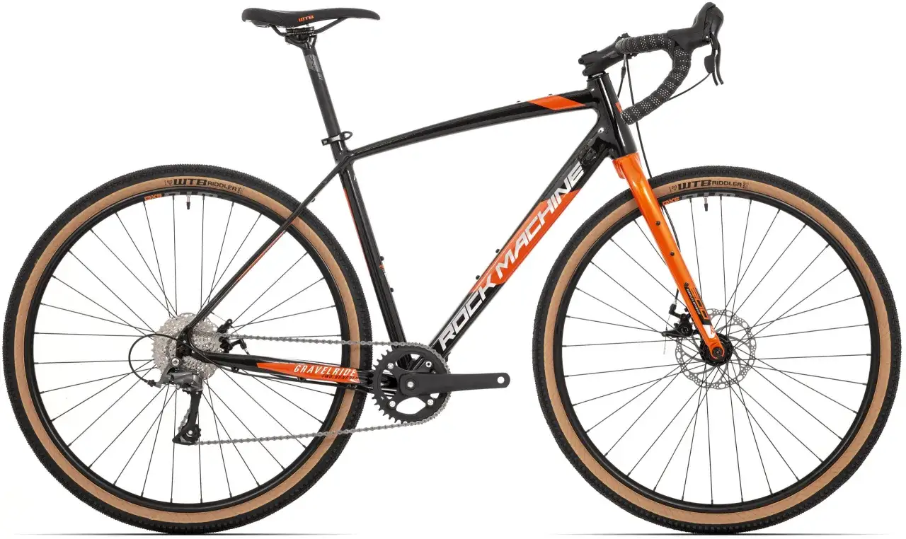 Czarny rower gravelowy Rock Machine z pomarańczowymi akcentami, gotowy na każdą trasę.