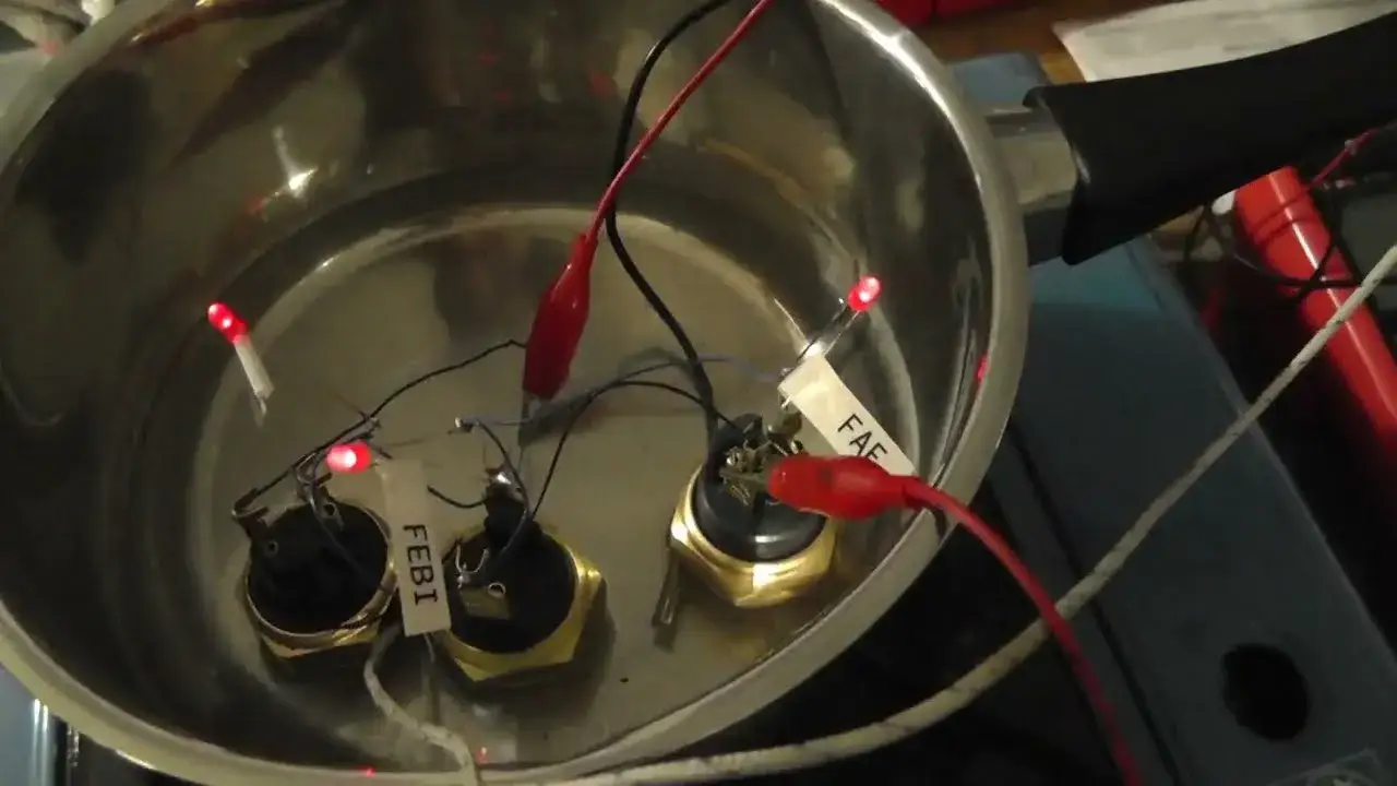 Wentylator chłodnicy nie działa? Objawy i test przełącznika termicznego