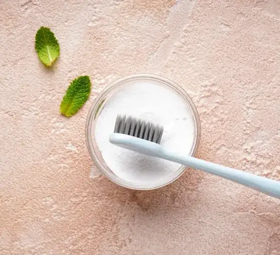 Naturalna pasta do zębów z Rossmanna ratuje dziąsła? Oto fakty