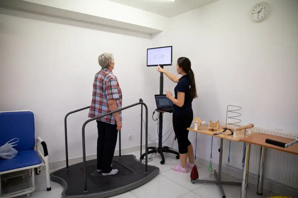 Czym się różni rehabilitacja dzienna od ambulatoryjnej i co wybrać?