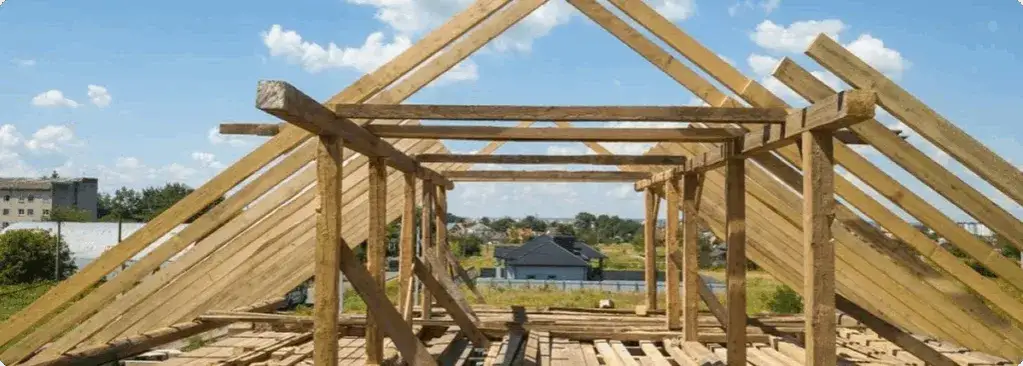 Jak deskować dach dwuspadowy - uniknij najczęstszych błędów w budowie