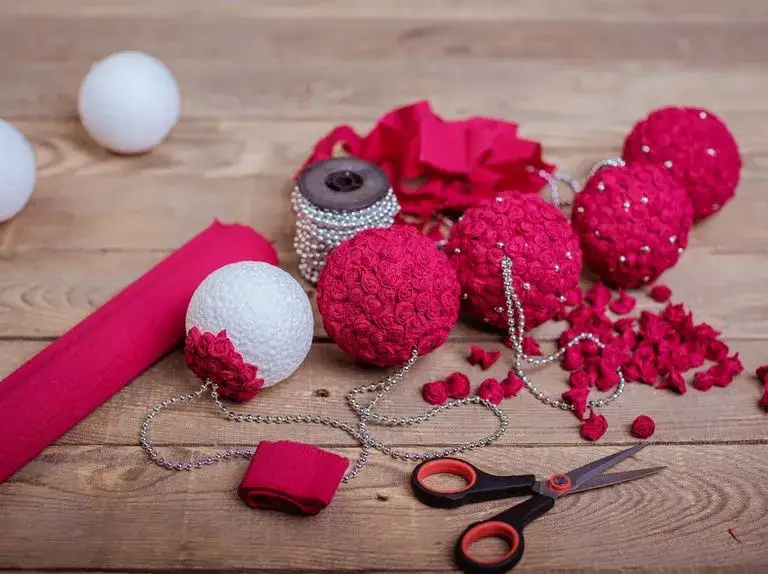 Jak ozdobić bombkę ze styropianu bibułą i stworzyć wyjątkową dekorację