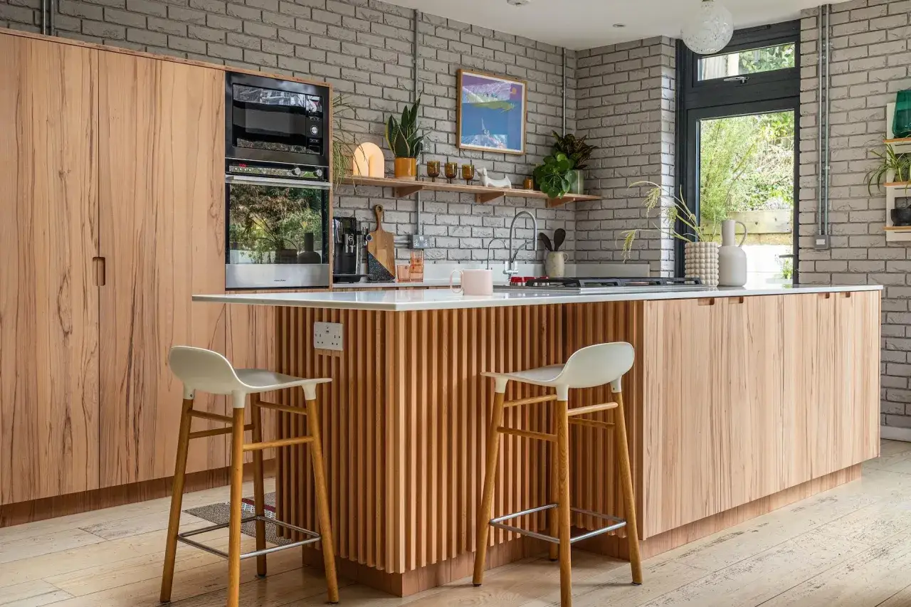 Jaki kolor ścian do drewnianych mebli w kuchni, by uniknąć błędów?