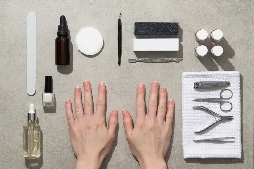 Jakie akcesoria przydają się do robienia manicure w domu?