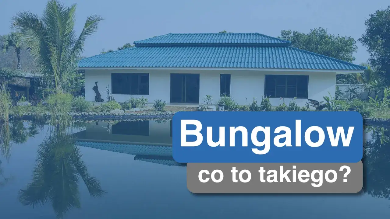 Bungalow co to takiego? Biały dom z niebieskim dachem, otoczony zielenią i stawem, z odbiciem w wodzie.