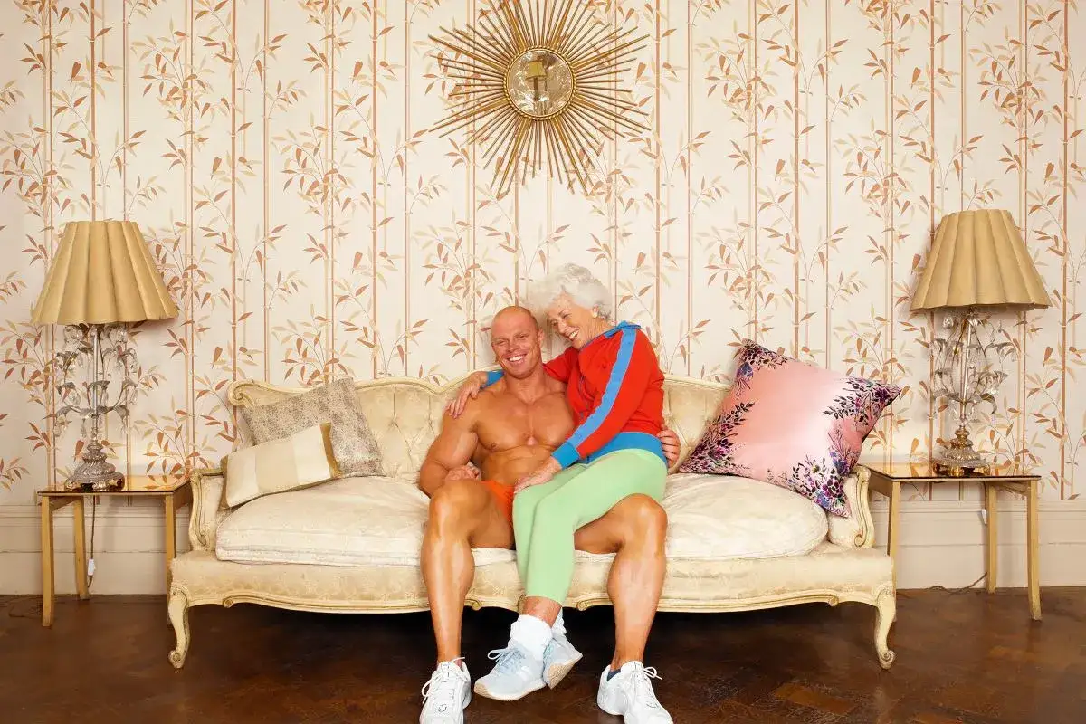 Dlaczego mężczyźni kochają starsze kobiety? Psychologia i mity