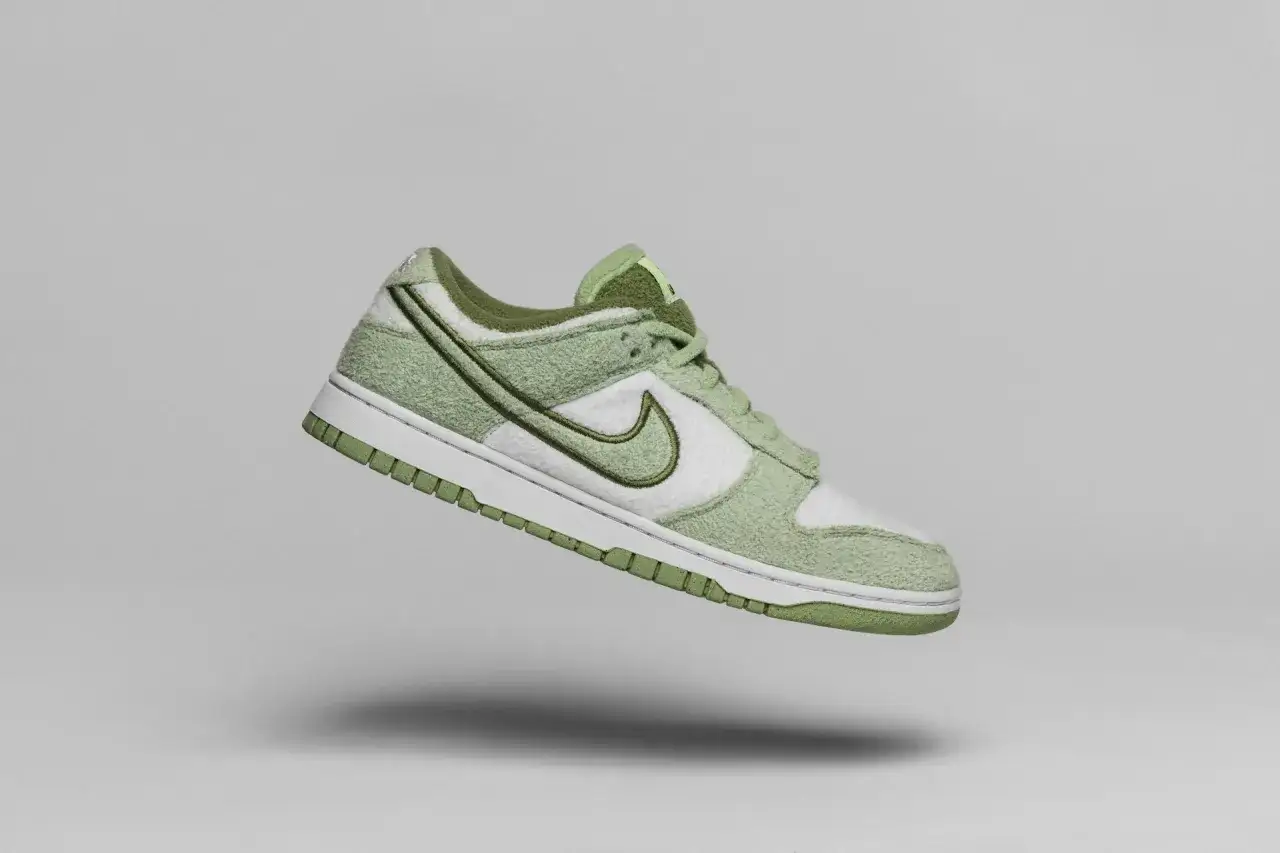 Miętowe Nike Dunk Low z fakturowaną cholewką, białe panele i zielone logo. Sprawdź unikalny nike numer seryjny.