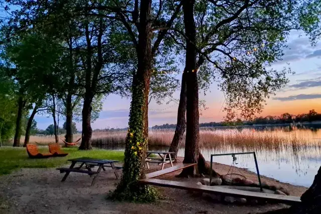 Najlepsze pola namiotowe nad jeziorem Kujawsko Pomorskie dla rodzin