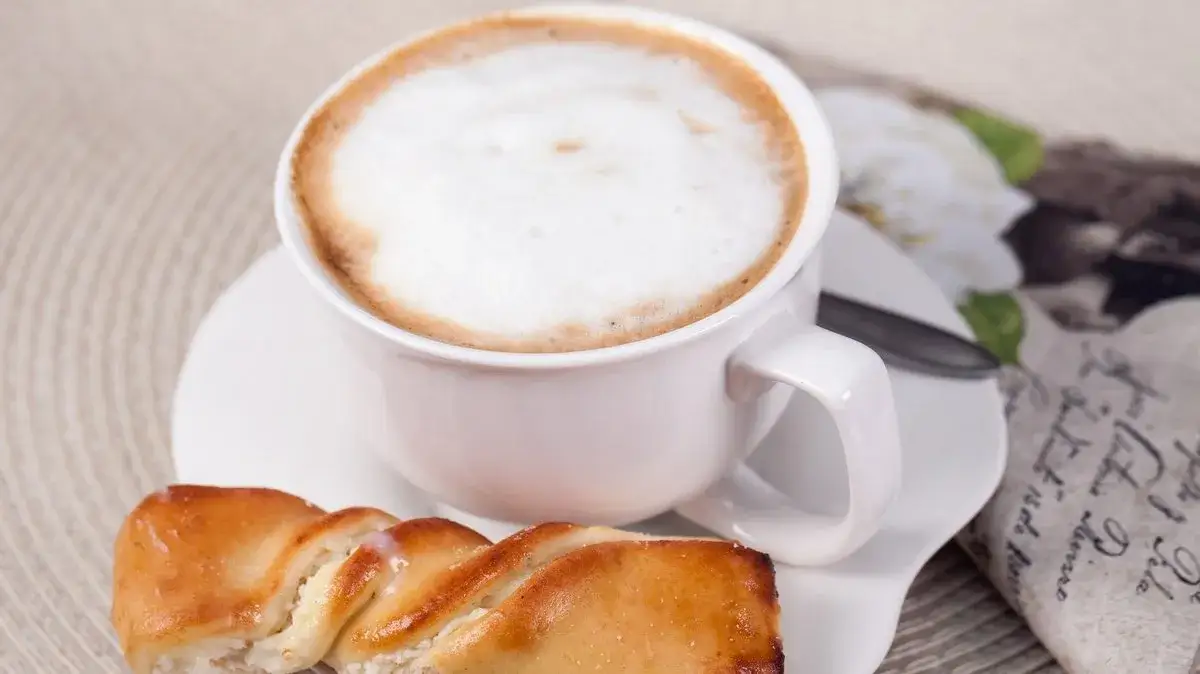 Jak spienić mleko do kawy bez spieniacza – proste metody w domu